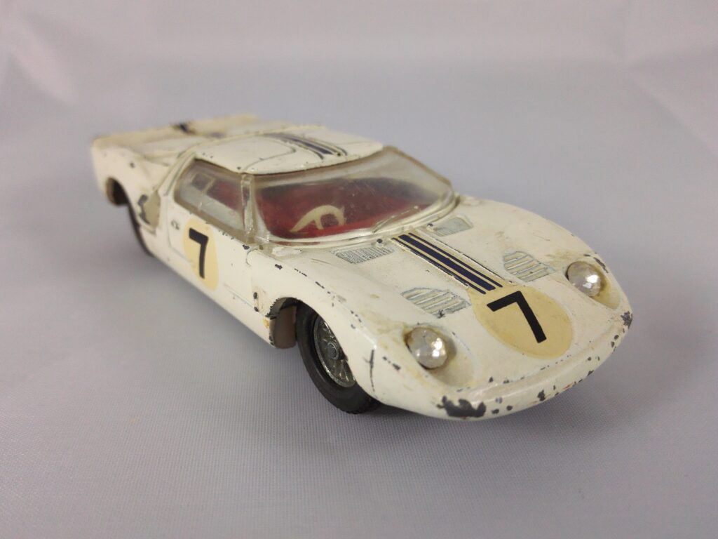 Ford GT 40 - Dinky Toys - 215