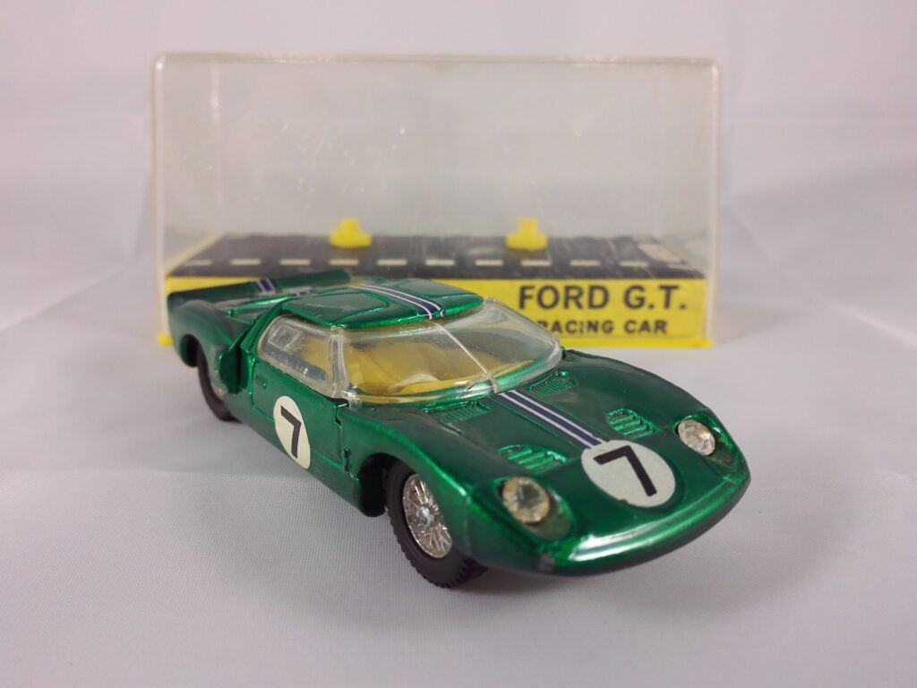 Ford GT 40 - Dinky Toys - 215