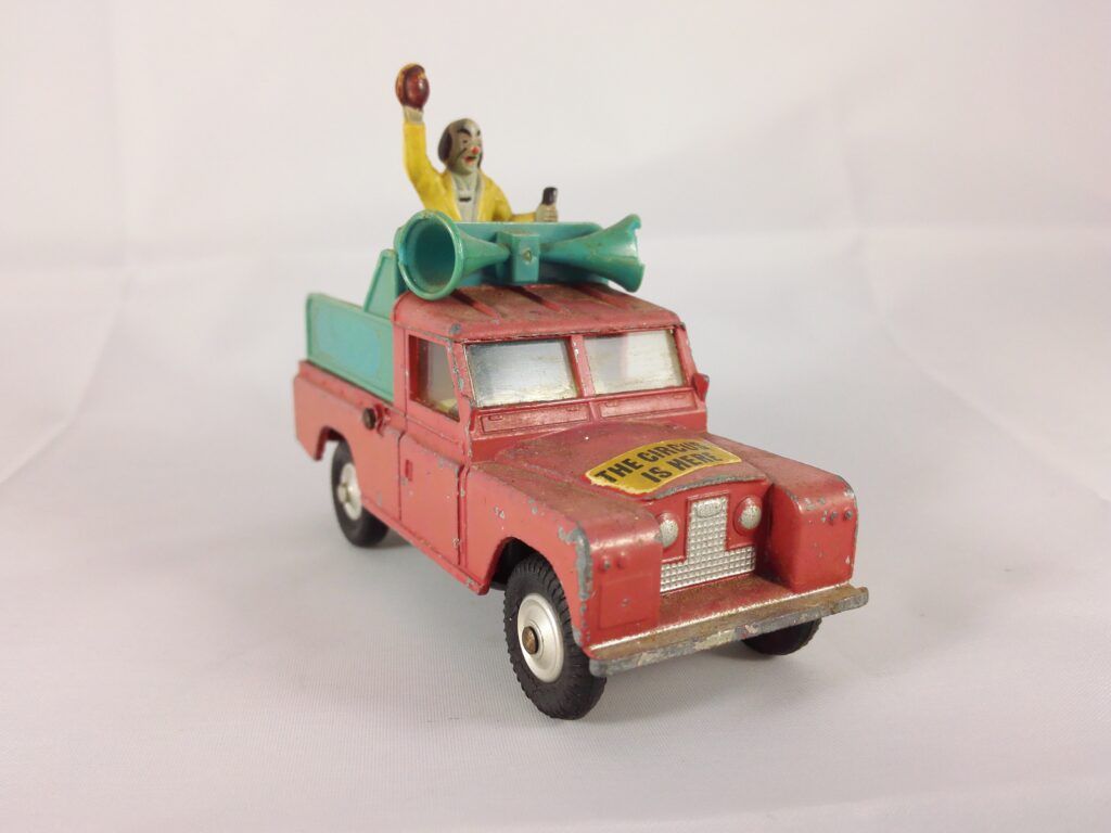 Land Rover 109 W.B. Chipperfields Circus - Corgi Toys - 487