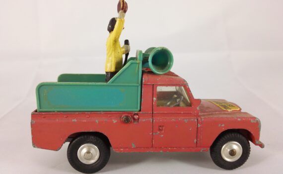 Land Rover 109 W.B. Chipperfields Circus - Corgi Toys - 487