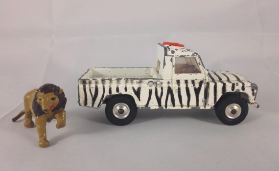 Land Rover 109 W.B. The Lions of Longleat - Corgi Toys - GS8