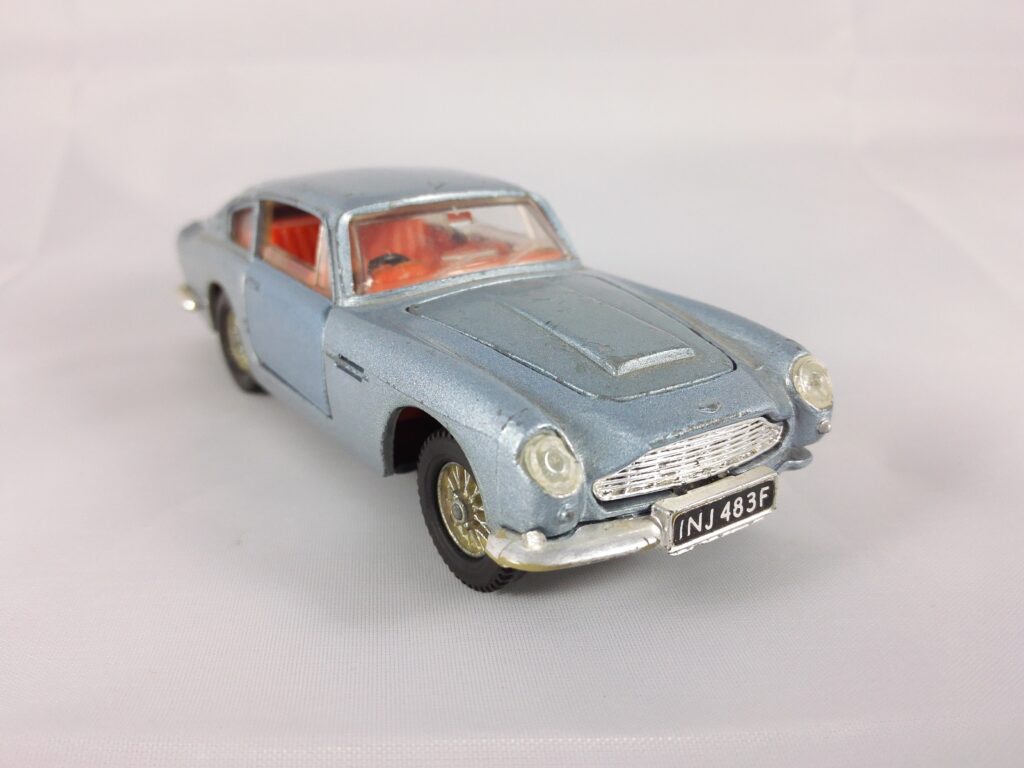 Aston Martin DB6 - Dinky Toys - 153