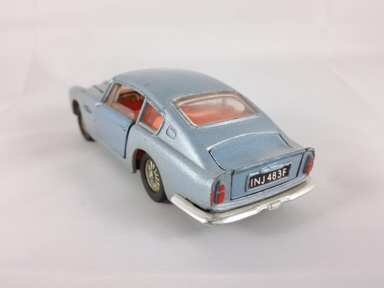 Aston Martin DB6 - Dinky Toys - 153