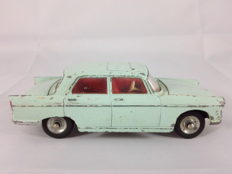 Peugeot 404 - Dinky Toys - 553