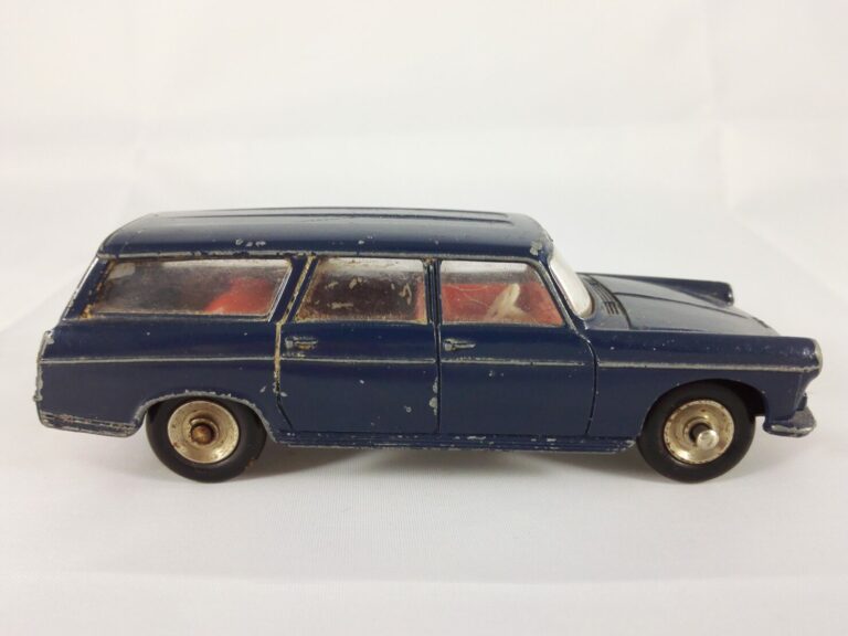 Peugeot 404 Break - Dinky Toys - 525