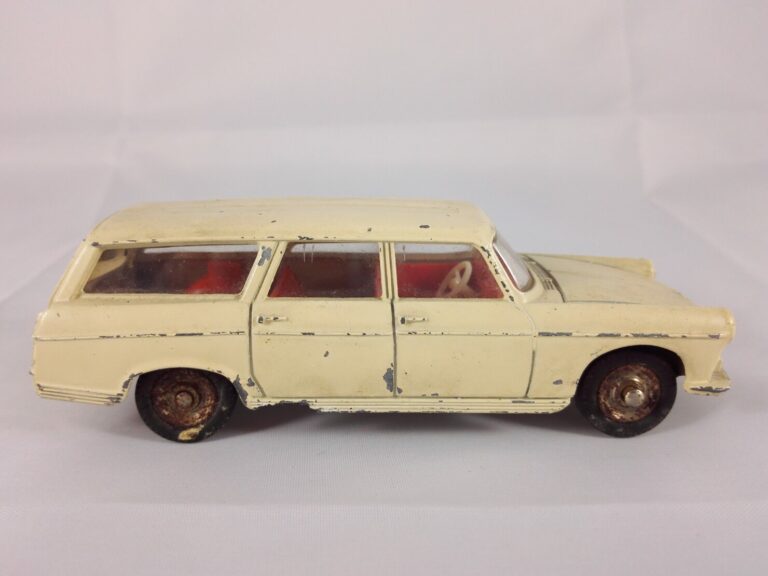 Peugeot 404 Break - Dinky Toys - 525