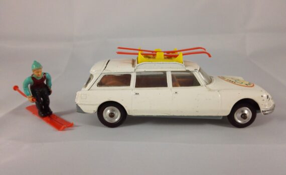 Citroën ID 19 Safari 1964 Winter Olympics - Corgi Toys - 475