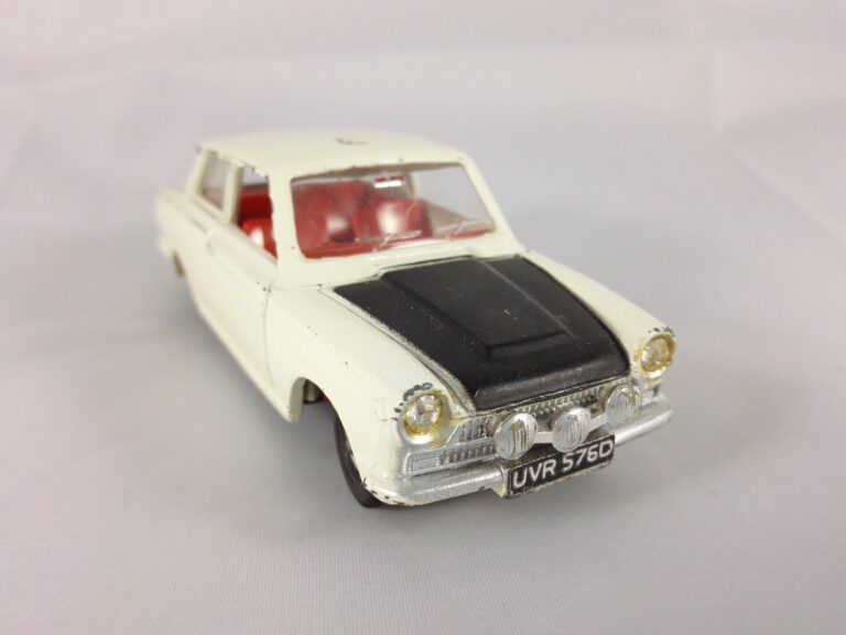 Ford Cortina - Dinky Toys - 212