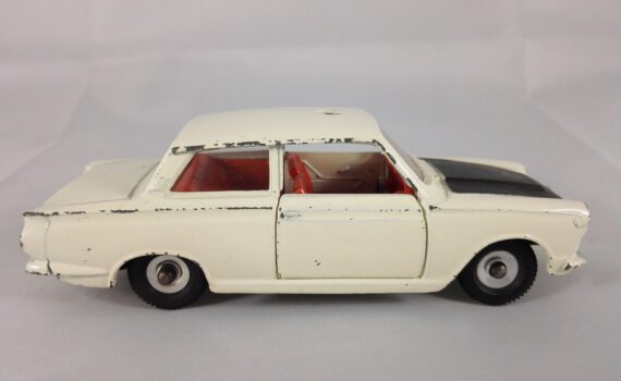 Ford Cortina - Dinky Toys - 212