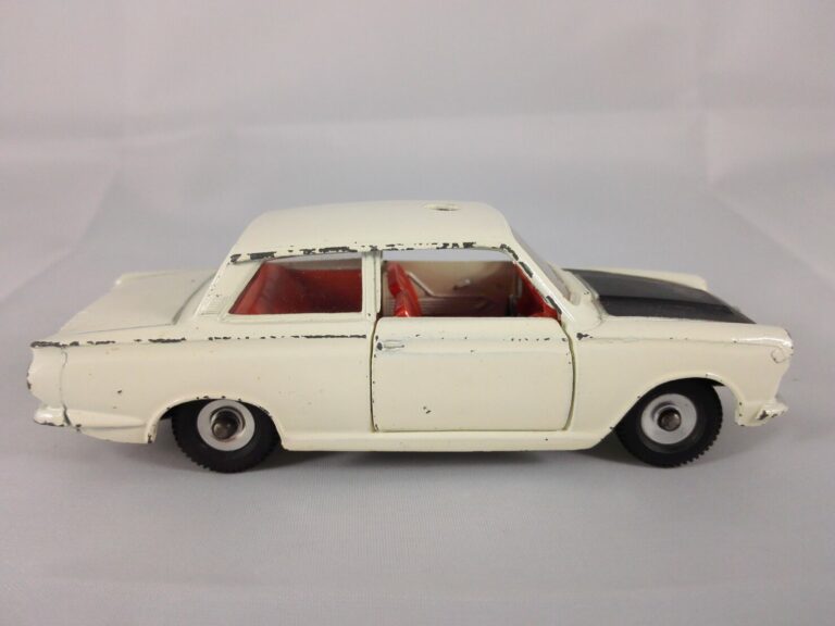 Ford Cortina - Dinky Toys - 212