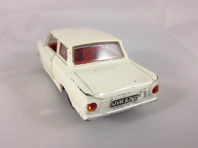 Ford Cortina - Dinky Toys - 212