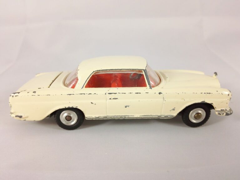 Mercedes-Benz 220 SE Coupe - Corgi Toys - 230